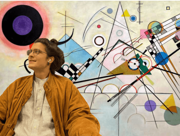 Paolo Valmori a mezzo busto, davanti a un quadro colorato di Kandinsky