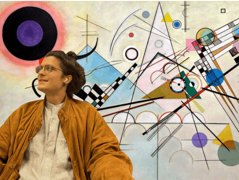 Immagine di Paolo Valmori scontornata a mezzo busto, con sfondo di un Kandinsky colorato